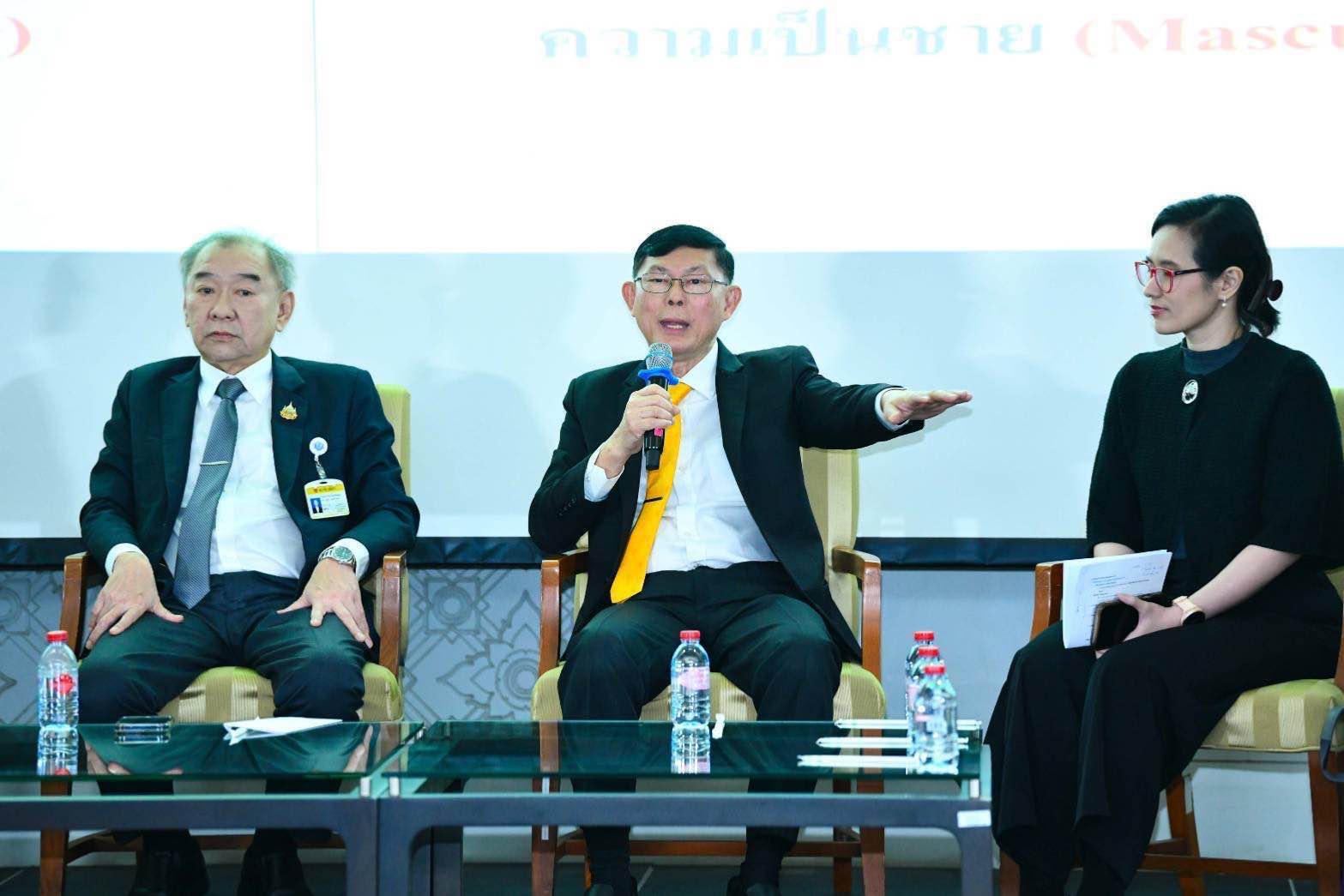 กมธ.สาธารณสุข วุฒิสภา เปิดเวทีถกปรับระบบบัตรทอง ชูปรับโครงสร้างบอร์ด–เปิดทางทุกภาคส่วนร่วมกำหนดสิทธิประโยชน์ 4