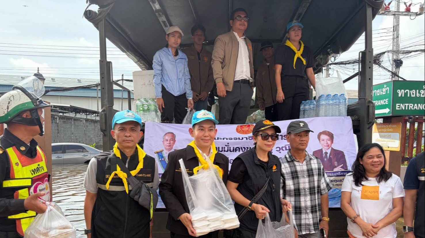 กมธ.ทหารฯ วุฒิสภา ลงพื้นที่เขตคลองสามวา-คันนายาว มอบสิ่งของช่วยเหลือผู้ประสบอุทกภัย 4
