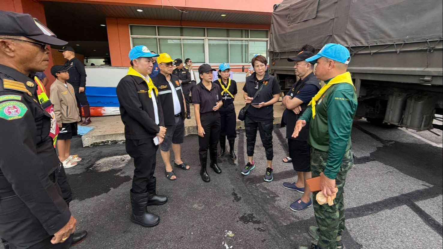 กมธ.ทหารฯ วุฒิสภา ลงพื้นที่เขตคลองสามวา-คันนายาว มอบสิ่งของช่วยเหลือผู้ประสบอุทกภัย 3