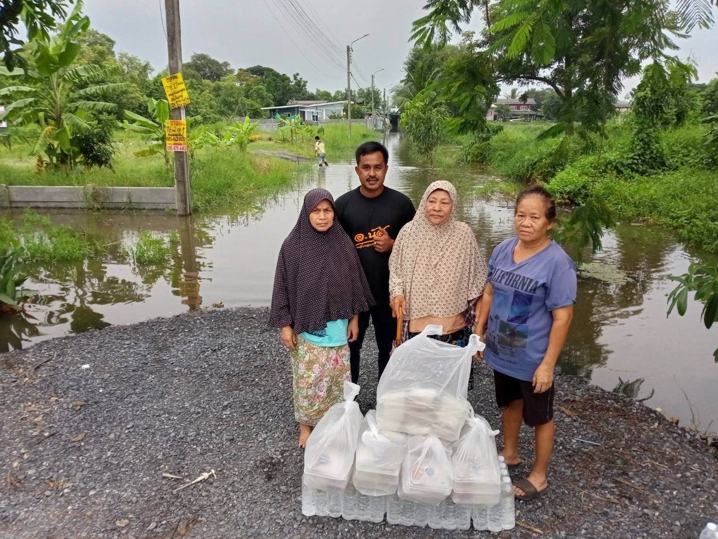 โฆษกภูมิใจไทย เผยโรงครัวส่งข้าวกล่องช่วยผู้ประสบภัยประมาณ 155,000 กล่องใน 16 วัน 3