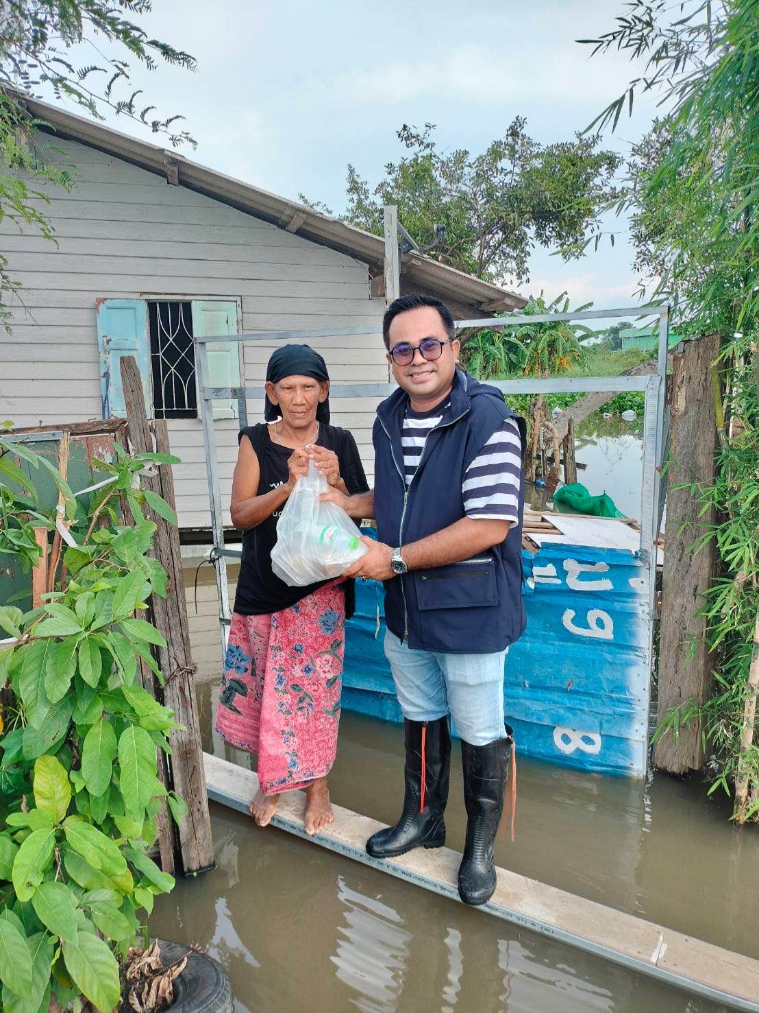 โฆษกภูมิใจไทย เผยโรงครัวส่งข้าวกล่องช่วยผู้ประสบภัยประมาณ 155,000 กล่องใน 16 วัน 4