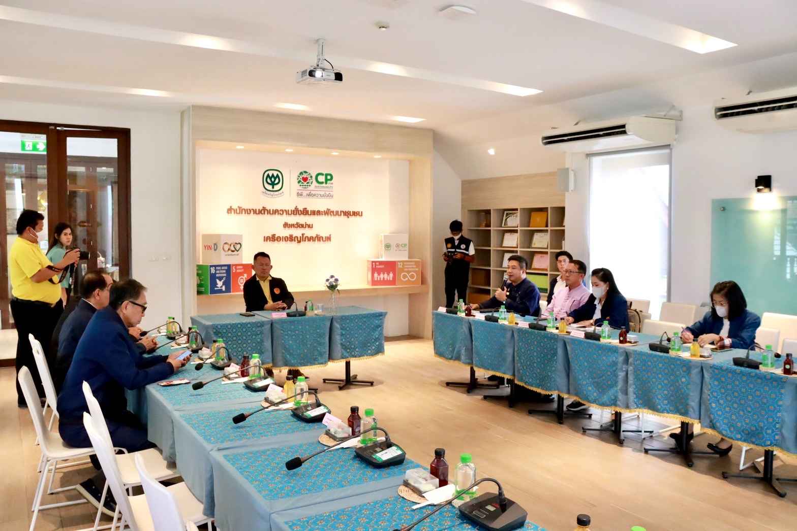 คณะกรรมการโครงการ ส.ว.พบประชาชน ภาคเหนือตอนบน นำคณะ ลงพื้นที่ติดตามการขับเคลื่อนผลิตภัณฑ์ชุมชนสู่เศรษฐกิจสร้างสรรค์ จ.น่าน 4