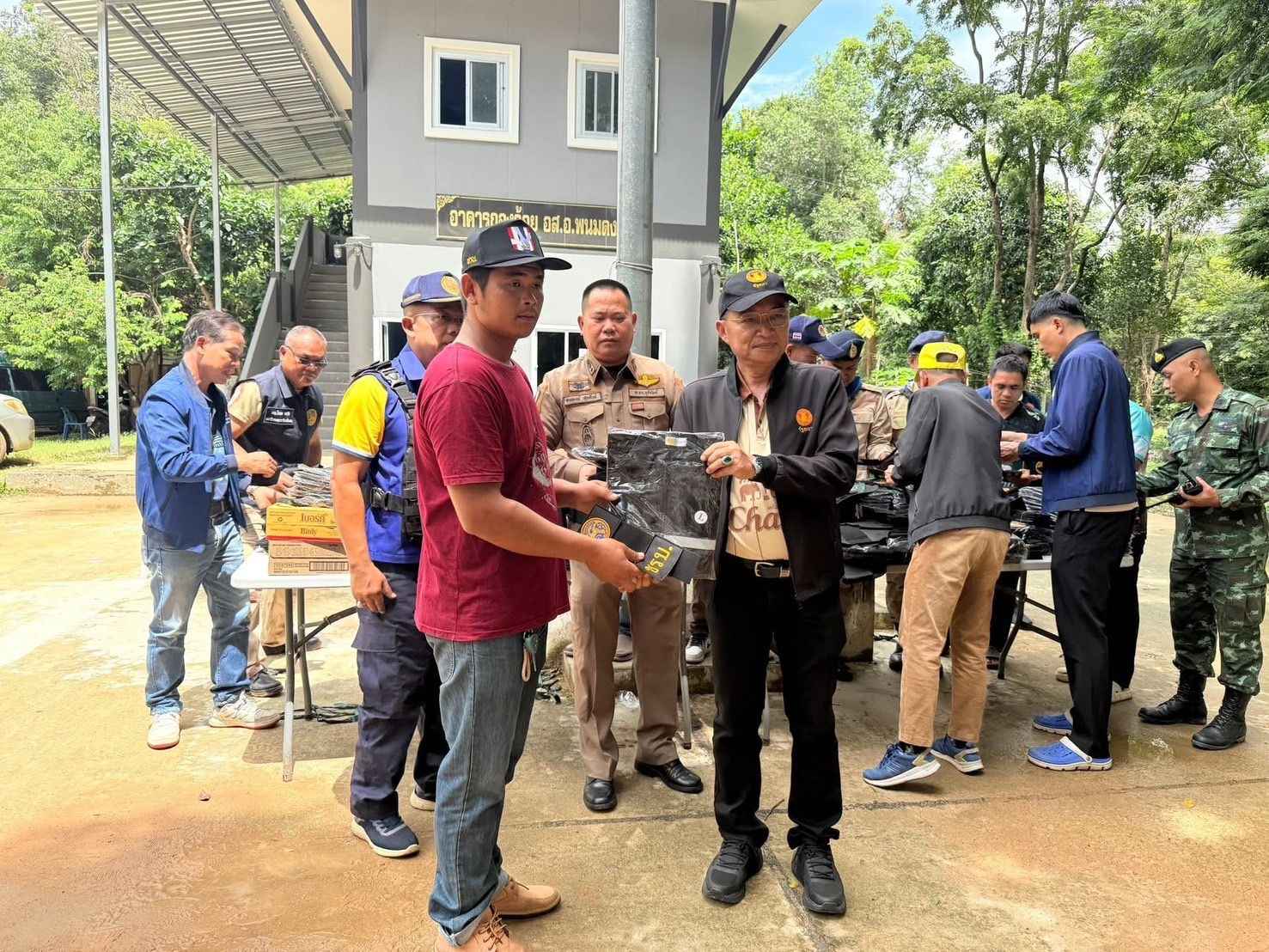 สว.ชาญชัย ลงพื้นที่ จ.บุรีรัมย์ และ จ.สุรินทร์ มอบสิ่งของให้ทหารที่ปฏิบัติหน้าที่ตามแนวชายแดนไทย-กัมพูชา 4