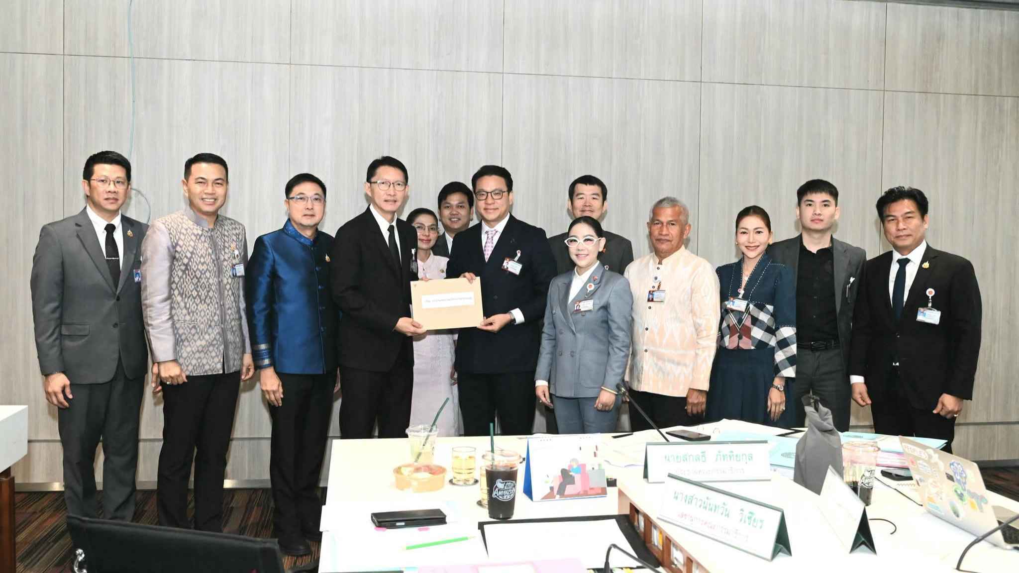 รองประธานสภาผู้แทนราษฎร คนที่สอง ยื่นหนังสือ กมธ.สาธารณสุข ขอประสาน สธ.ทบทวนเกณฑ์วัคซีนไข้เหลืองผู้เดินทางจากอาร์เจนตินา 2