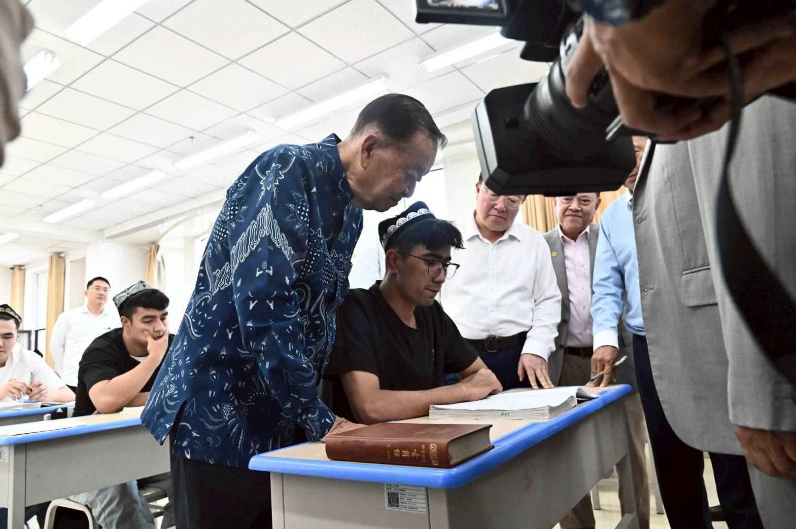 ประธานรัฐสภา เยือนซินเจียงในรอบ 27 ปี ยินดีที่เห็นการพัฒนาอย่างมาก 3