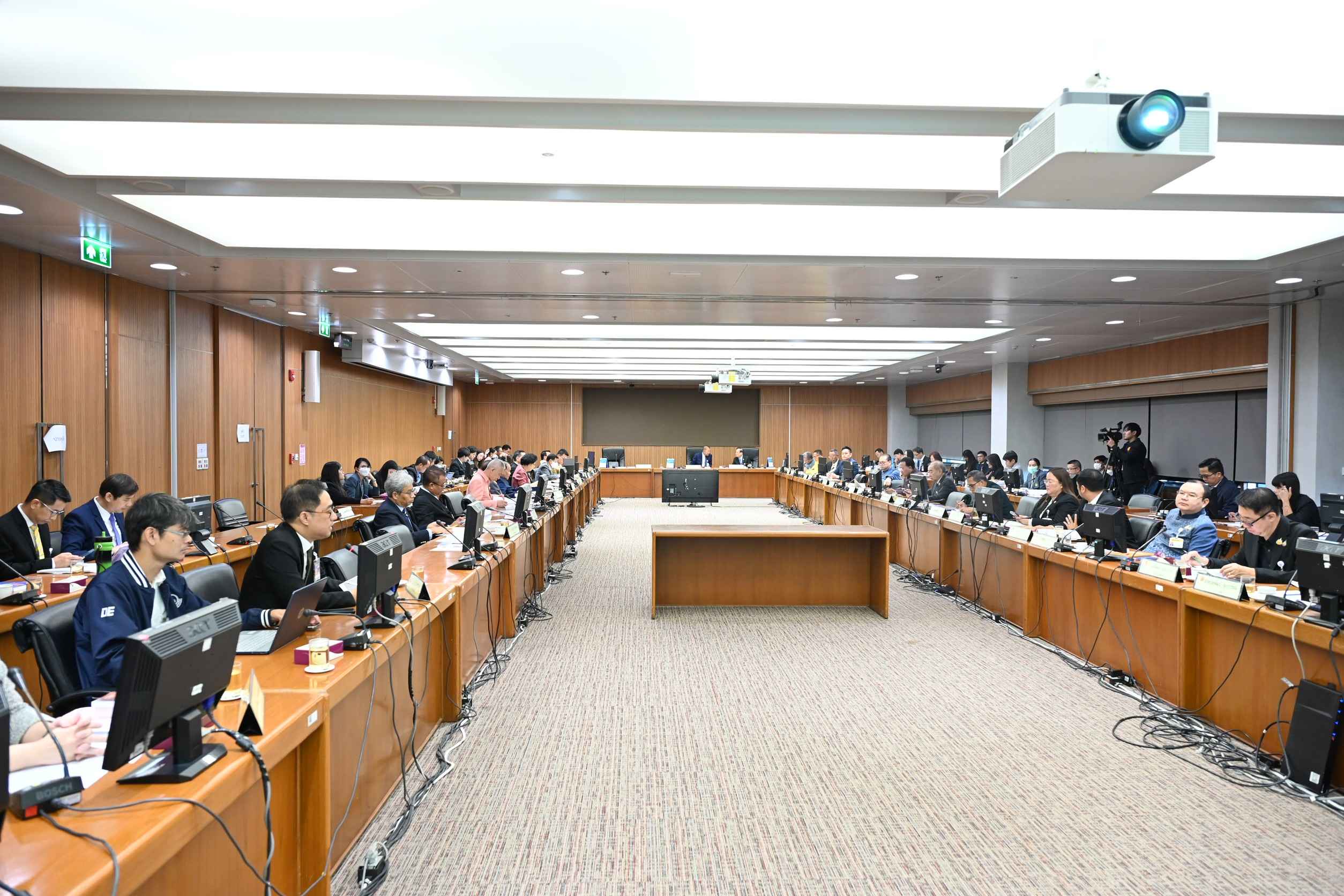 วุฒิสภาประชุม วันที่ 29-30 พ.ค.นี้ ตั้งกรรมาธิการวิสามัญ ร่าง พ.ร.บ.งบประมาณฯ ปี 69  อนุมัติ พ.ร.ก. 2 ฉบับ พร้อมให้ความเห็นชอบ ป.ป.ช. 2