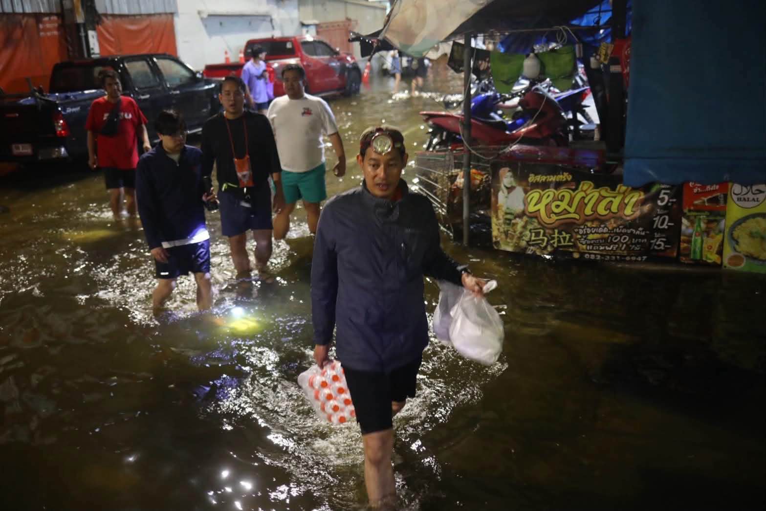 หัวหน้าพรรคประชาชน ลงพื้นที่ช่วยผู้ประสบภัยน้ำท่วม เสนอรัฐบาลปรับระบบรับมือ 6 ด้าน 3