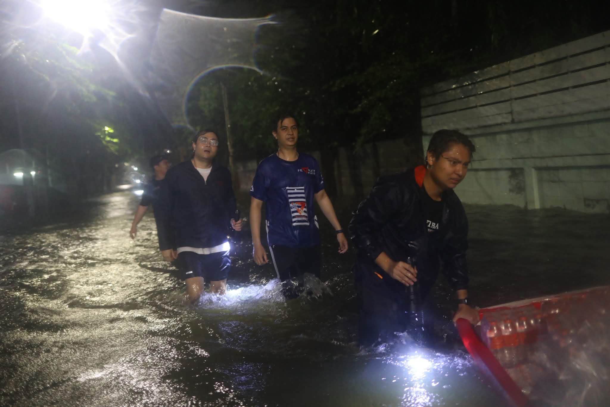หัวหน้าพรรคประชาชน ลงพื้นที่ช่วยผู้ประสบภัยน้ำท่วม เสนอรัฐบาลปรับระบบรับมือ 6 ด้าน 4