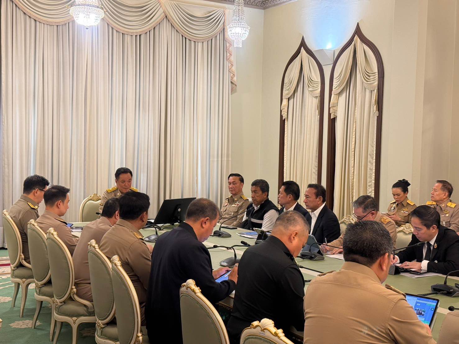 นายกฯ เรียกประชุมด่วนแก้น้ำท่วม กทม. สั่งระดมทุกหน่วยเร่งระบายน้ำ 3