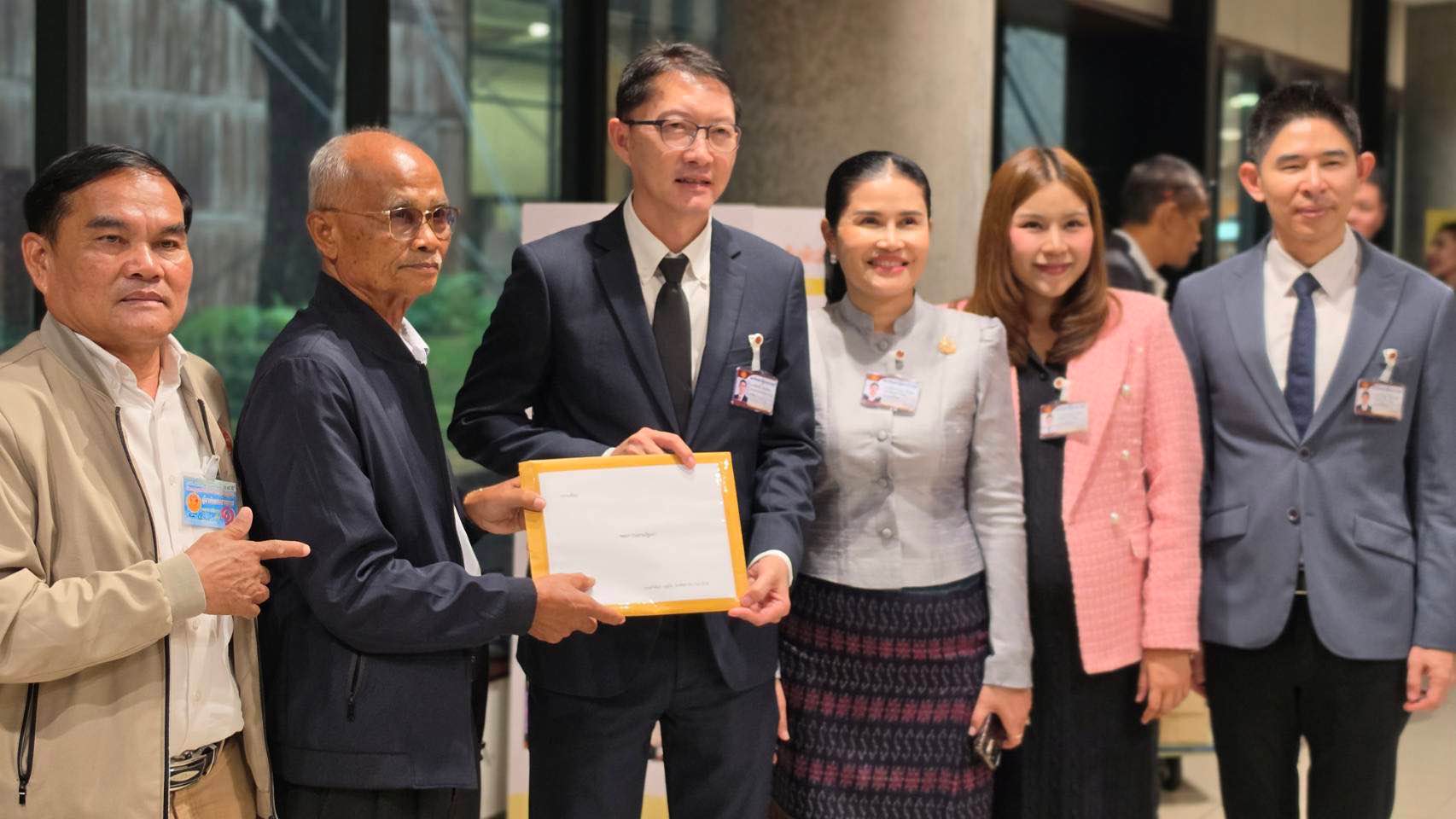 รองประธานสภาผู้แทนราษฎร คนที่สอง รับหนังสือขอรัฐบาลทบทวนย้ายพื้นที่จัดมหกรรมพืชสวนโลกฯ