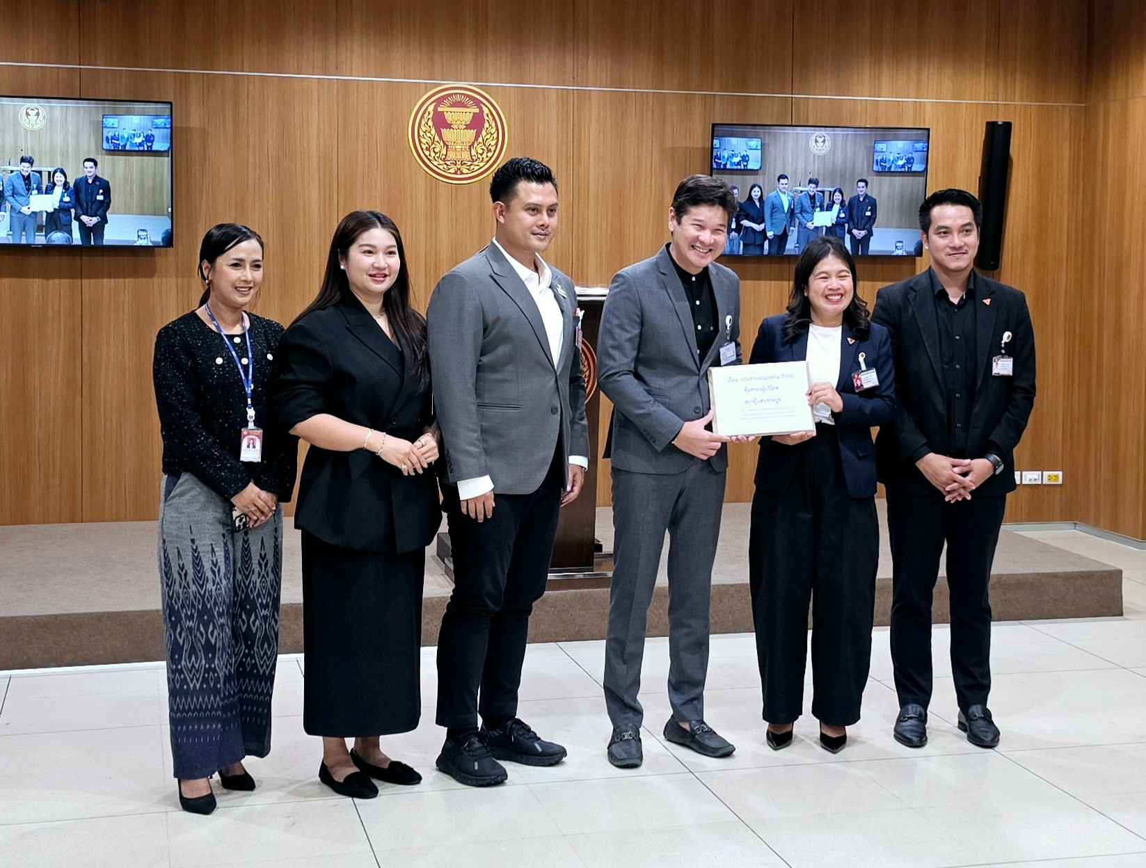 สส.นิตยา ร้อง กมธ.การคุ้มครองผู้บริโภค สภาผู้แทนราษฎร เร่งประสานบริษัทผู้จัดทำโครงการหมู่บ้านจัดสรร 2 แห่ง รับผิดชอบกรณีน้ำท่วมขังสูงนาน 2 สัปดาห์ ซอยกิ่งแก้ว 37