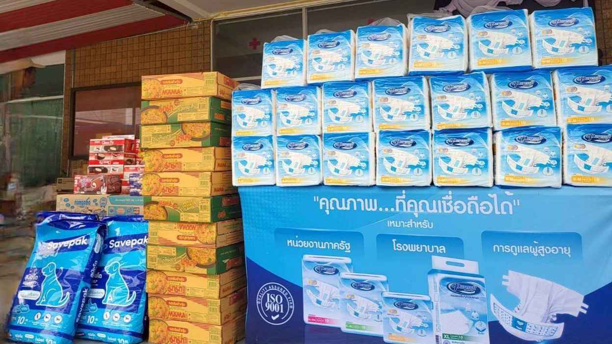สว.ปริญญา - สว.ชวพล มอบสิ่งของจำเป็นในยามฉุกเฉินให้กับผู้ประสบอุทกภัยหาดใหญ่ 2