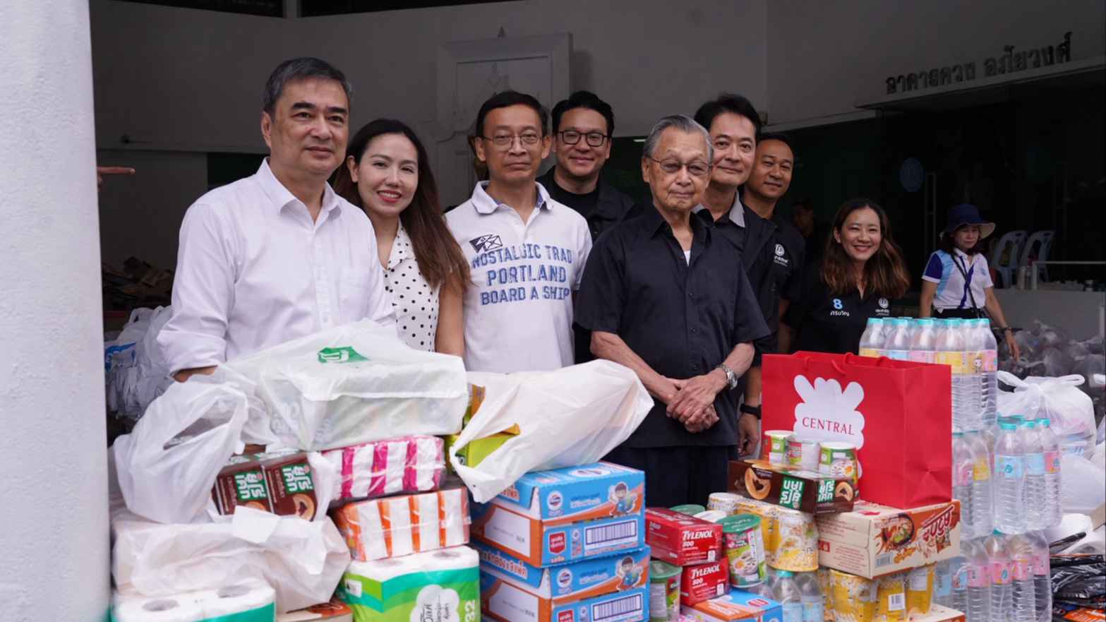 พรรคประชาธิปัตย์ ร่วม มูลนิธิ ม.ร.ว.เสนีย์ฯ ระดมกำลังเร่งบรรจุถุงยังชีพ ช่วยวิกฤตน้ำท่วมทั่วกรุง 4