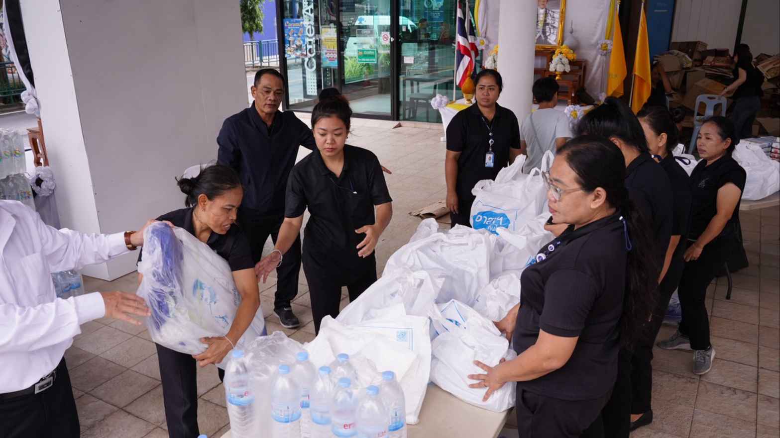 พรรคประชาธิปัตย์ ร่วม มูลนิธิ ม.ร.ว.เสนีย์ฯ ระดมกำลังเร่งบรรจุถุงยังชีพ ช่วยวิกฤตน้ำท่วมทั่วกรุง 3