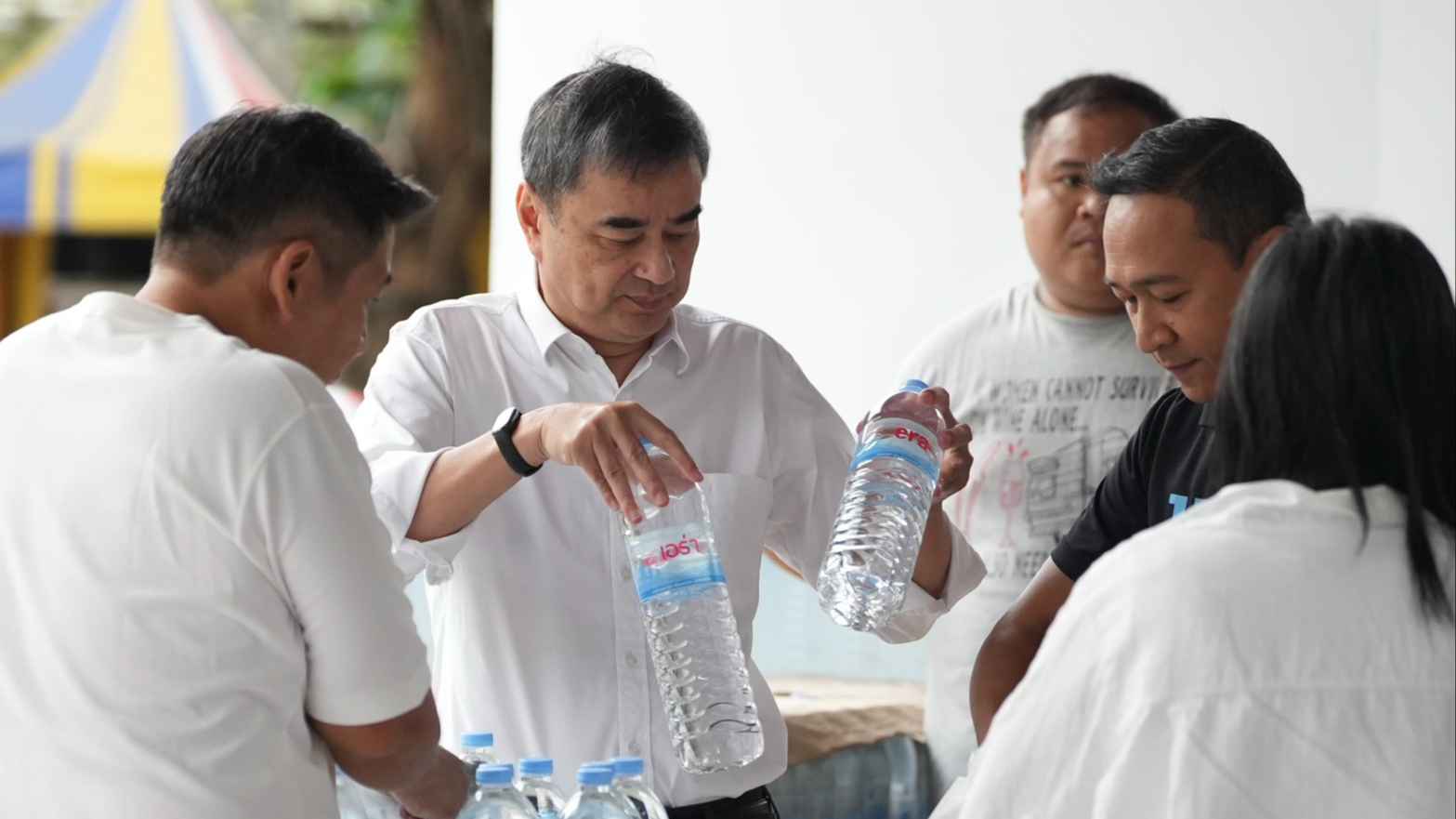 พรรคประชาธิปัตย์ ร่วม มูลนิธิ ม.ร.ว.เสนีย์ฯ ระดมกำลังเร่งบรรจุถุงยังชีพ ช่วยวิกฤตน้ำท่วมทั่วกรุง