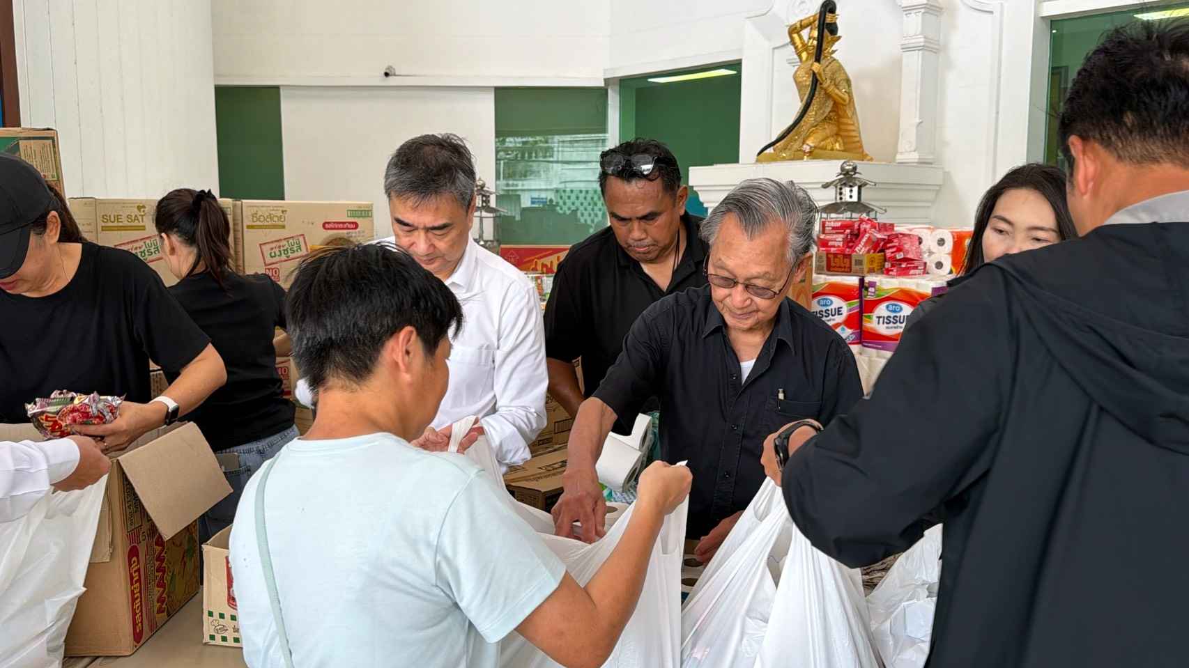 พรรคประชาธิปัตย์ ร่วม มูลนิธิ ม.ร.ว.เสนีย์ฯ ระดมกำลังเร่งบรรจุถุงยังชีพ ช่วยวิกฤตน้ำท่วมทั่วกรุง 2