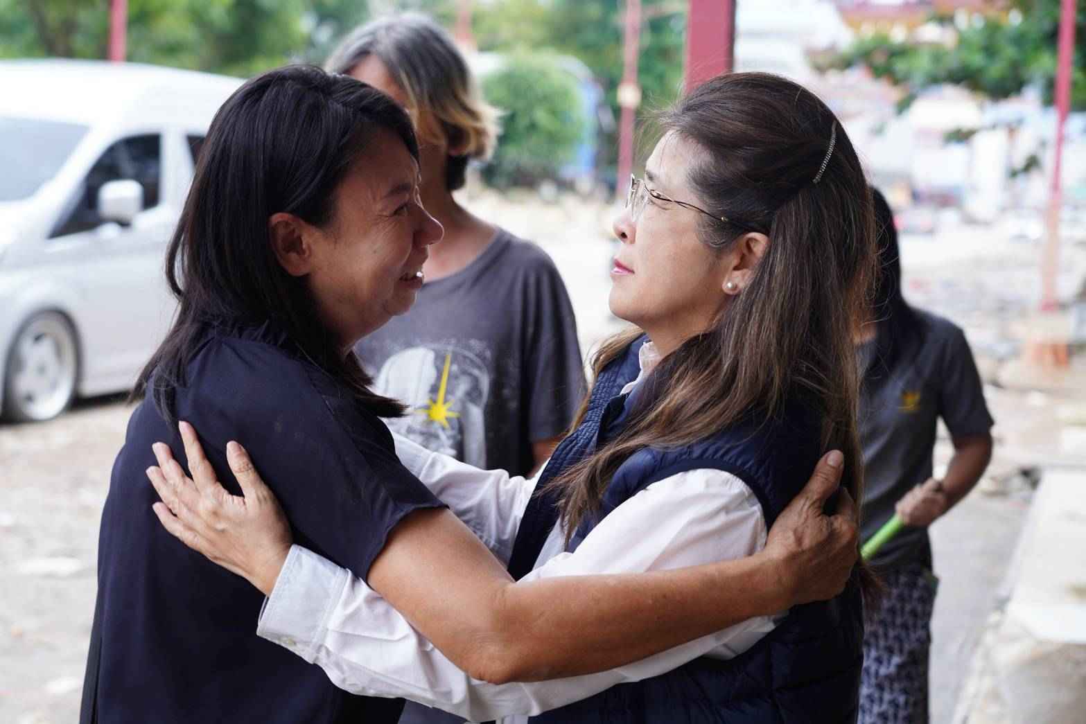 หัวหน้าพรรคไทยสร้างไทย ลงพื้นที่มอบสิ่งของช่วยเหลือผู้ประสบภัยน้ำท่วม อ.หาดใหญ่ จ.สงขลา แนะรัฐบาลเร่งออกมาตรการช่วยเหลือประชาชน 2