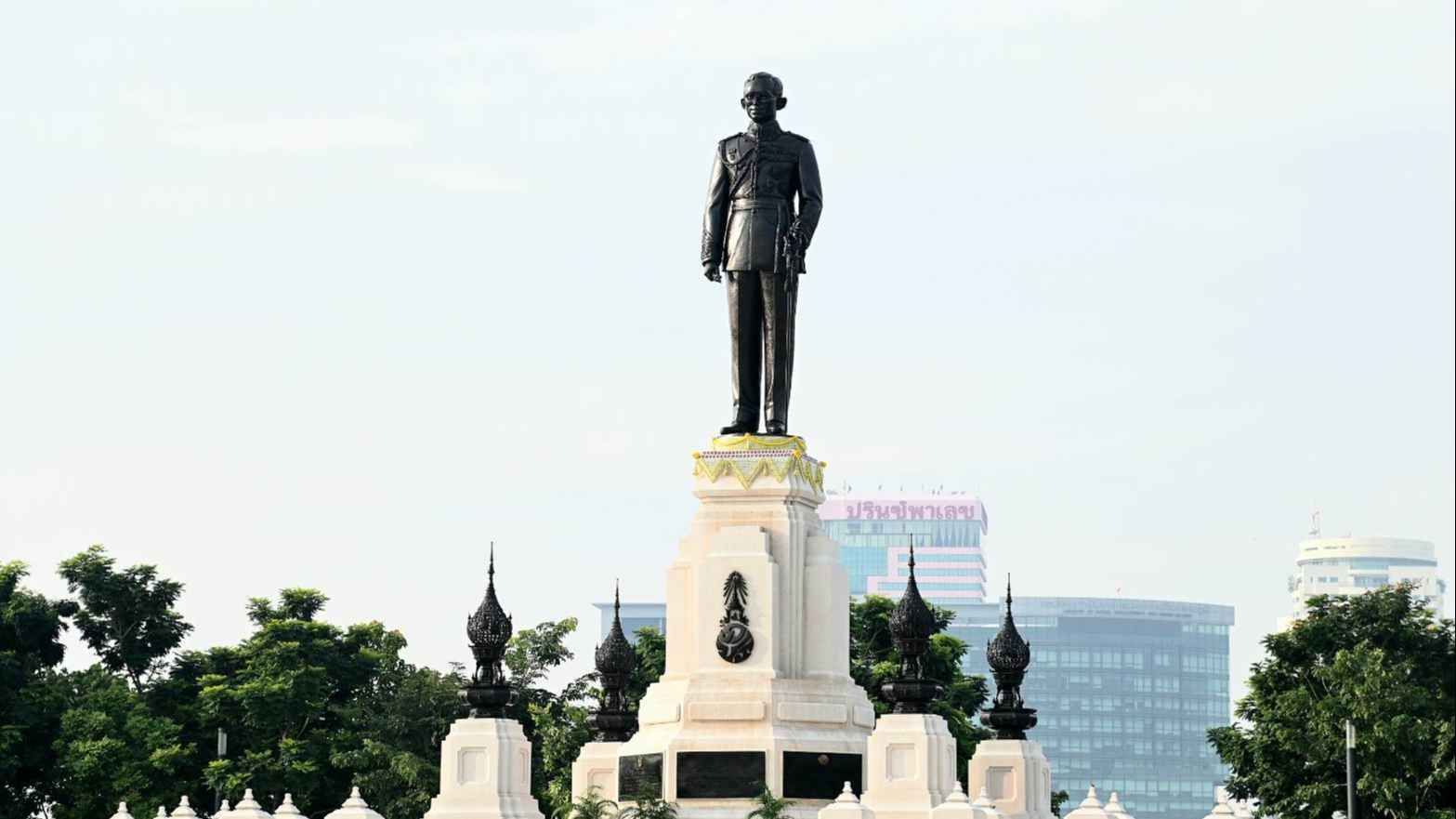 ประธานรัฐสภา วางพวงมาลาถวายราชสักการะ เนื่องในวันนวมินทรมหาราช 4