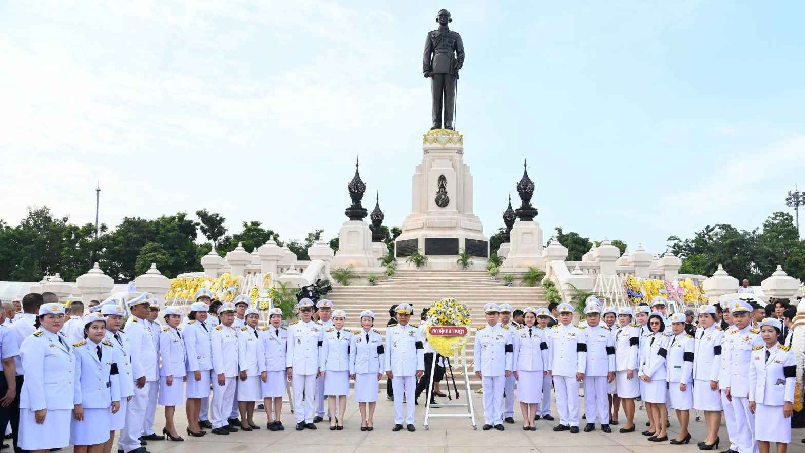 ประธานรัฐสภา วางพวงมาลาถวายราชสักการะ เนื่องในวันนวมินทรมหาราช 3