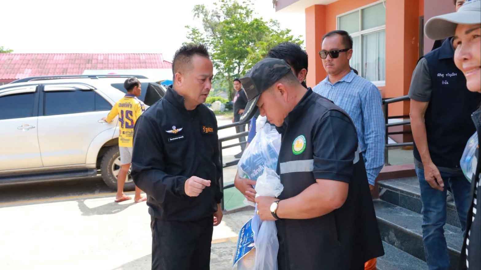 จ.อ.อภิชาติ พรรคภูมิใจไทย ลงพื้นที่มอบถุงยังชีพช่วยผู้ประสบอุทกภัย 4 ตำบล อำเภอเขาย้อย จังหวัดเพชรบุรี 2