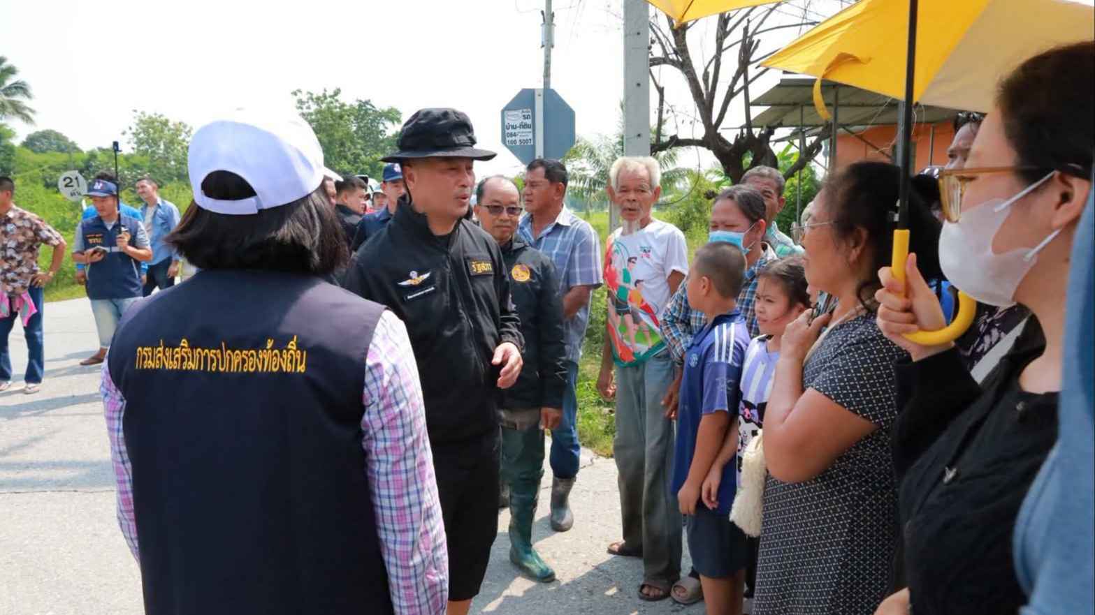จ.อ.อภิชาติ พรรคภูมิใจไทย ลงพื้นที่มอบถุงยังชีพช่วยผู้ประสบอุทกภัย 4 ตำบล อำเภอเขาย้อย จังหวัดเพชรบุรี 4