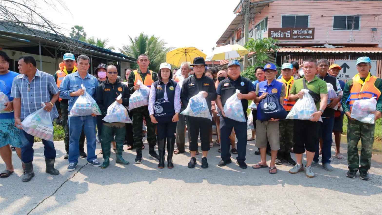 จ.อ.อภิชาติ พรรคภูมิใจไทย ลงพื้นที่มอบถุงยังชีพช่วยผู้ประสบอุทกภัย 4 ตำบล อำเภอเขาย้อย จังหวัดเพชรบุรี 3