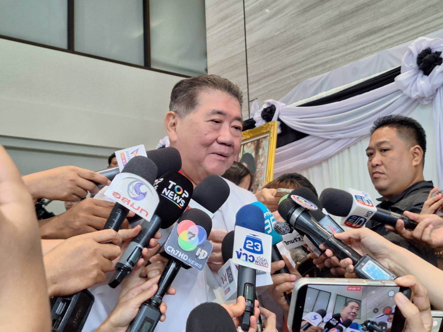 แกนนำพรรคเพื่อไทย ทยอยเดินทางเข้าพรรคเพื่อลุ้นคะแนนผลการเลือกตั้ง หลังปิดหีบ 4
