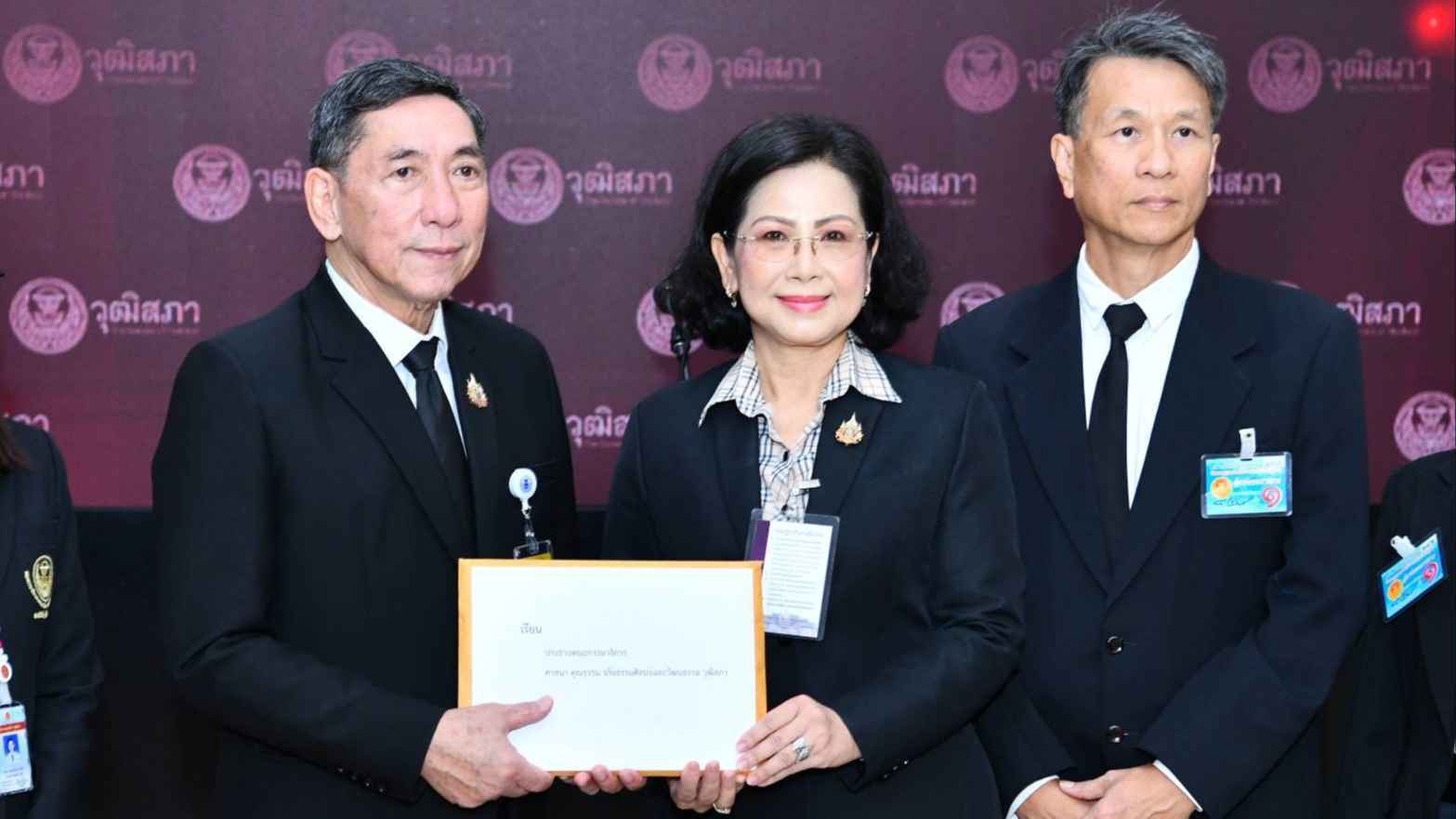 สว.วราวุธ รับเรื่องร้องเรียนการบริหารนิติบุคคลหมู่บ้าน ปมไม่อนุญาตพระสงฆ์เข้ารับบิณฑบาตในกิจกรรมที่ลูกบ้านจัดขึ้น