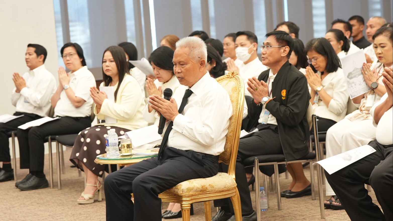 ประธานรัฐสภานำบุคลากรสวดพระพุทธมนต์และเจริญจิตตภาวนา ถวายพระราชกุศลเนื่องในวันนวมินทรมหาราช 3