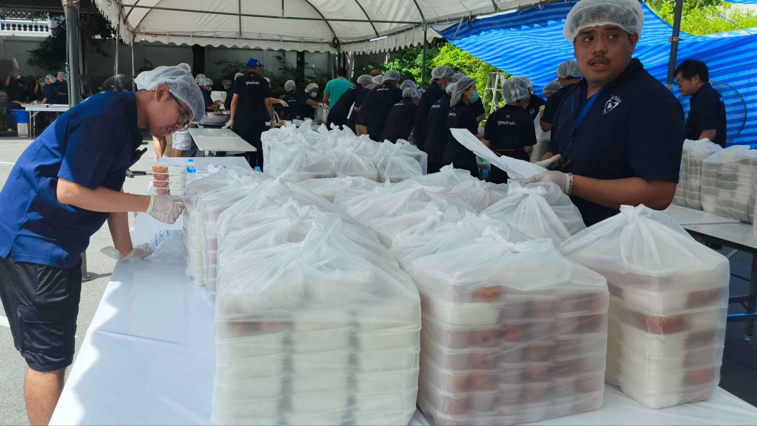 พรรคภูมิใจไทย เปิดโรงครัวภูมิใจไทย เร่งผลิตข้าวกล่อง ยอดทะลุ 10,000 ชุดต่อวัน