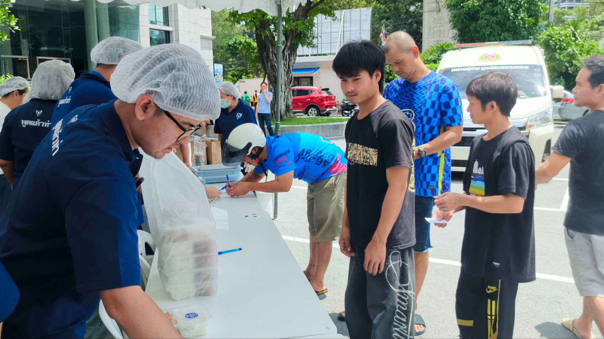พรรคภูมิใจไทย เปิดโรงครัวภูมิใจไทย เร่งผลิตข้าวกล่อง ยอดทะลุ 10,000 ชุดต่อวัน 3