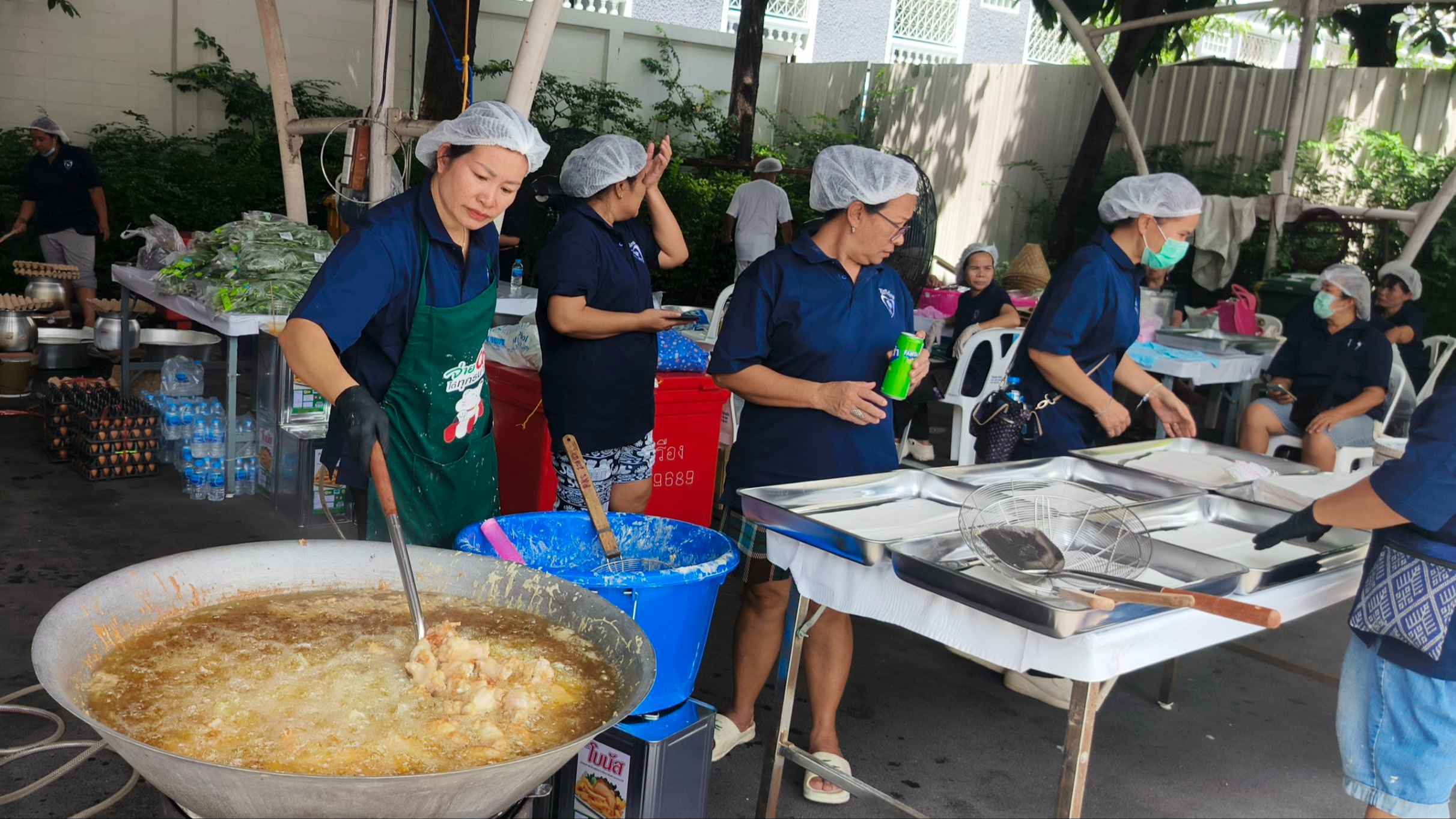 พรรคภูมิใจไทย เปิดโรงครัวภูมิใจไทย เร่งผลิตข้าวกล่อง ยอดทะลุ 10,000 ชุดต่อวัน 4