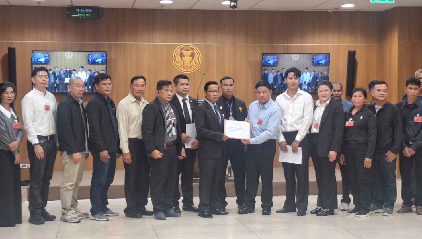 กมธ.พาณิชย์ฯ สภาผู้แทนราษฎร รับเรื่องผู้ประกอบการอัดใบอ้อย ขอแก้หนี้-ชี้แจงเงินสนับสนุน 300 บาทต่อตัน