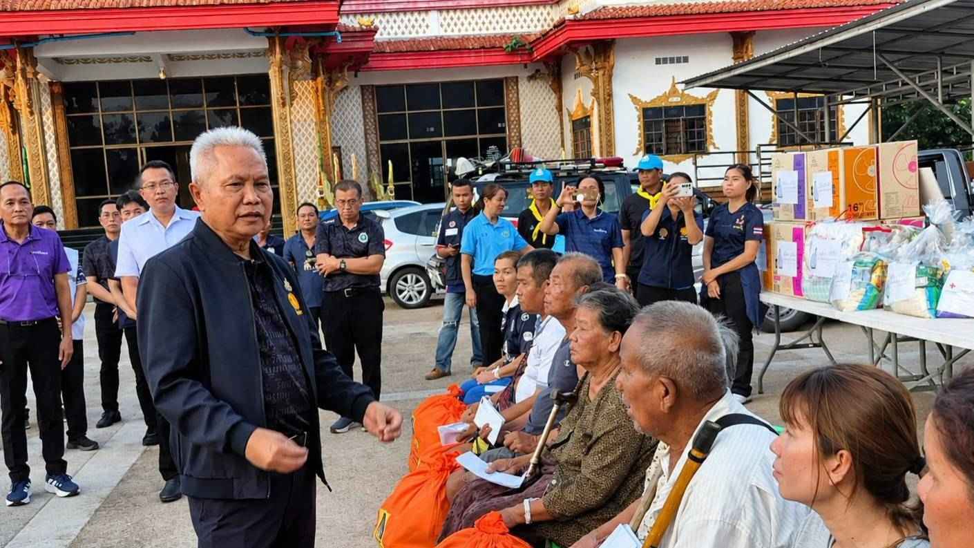 ประธานรัฐสภา ลงพื้นที่บุรีรัมย์ เยี่ยมให้กำลังใจผู้ประสบอัคคีภัย 10 ครัวเรือน เร่งประสานรัฐบาลช่วยเหลือระยะยาว 3