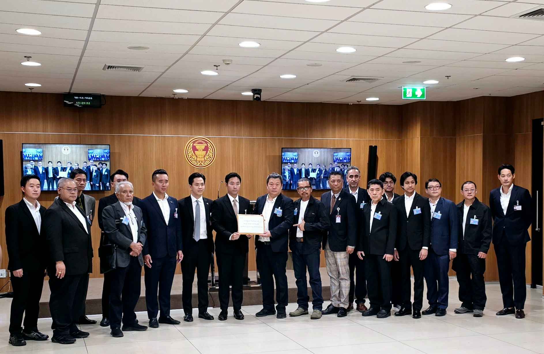สส.พรรคประชาชน รับยื่นร่าง พ.ร.บ.อาวุธปืนจาก 2 สมาคม ขอรัฐแก้ปัญหาปืนเถื่อน - ทบทวนระงับใบ ป.3 2