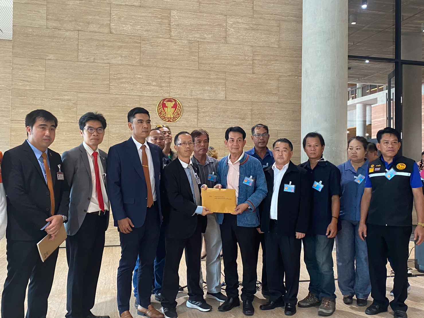 กมธ.การที่ดินฯ สผ. รับหนังสือจากประธานอนุกรรมการกองทุนฟื้นฟูและพัฒนาเกษตรกร จ.พะเยา ขอให้ยกเลิกใบอนุญาตก่อสร้างฟาร์มสุกรในพื้นที่ 4