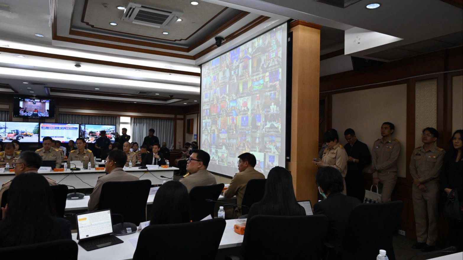 นายกรัฐมนตรี ประชุม บกปภ.ช. ขอบคุณทุกฝ่ายช่วยคลี่คลายสถานการณ์น้ำ 2