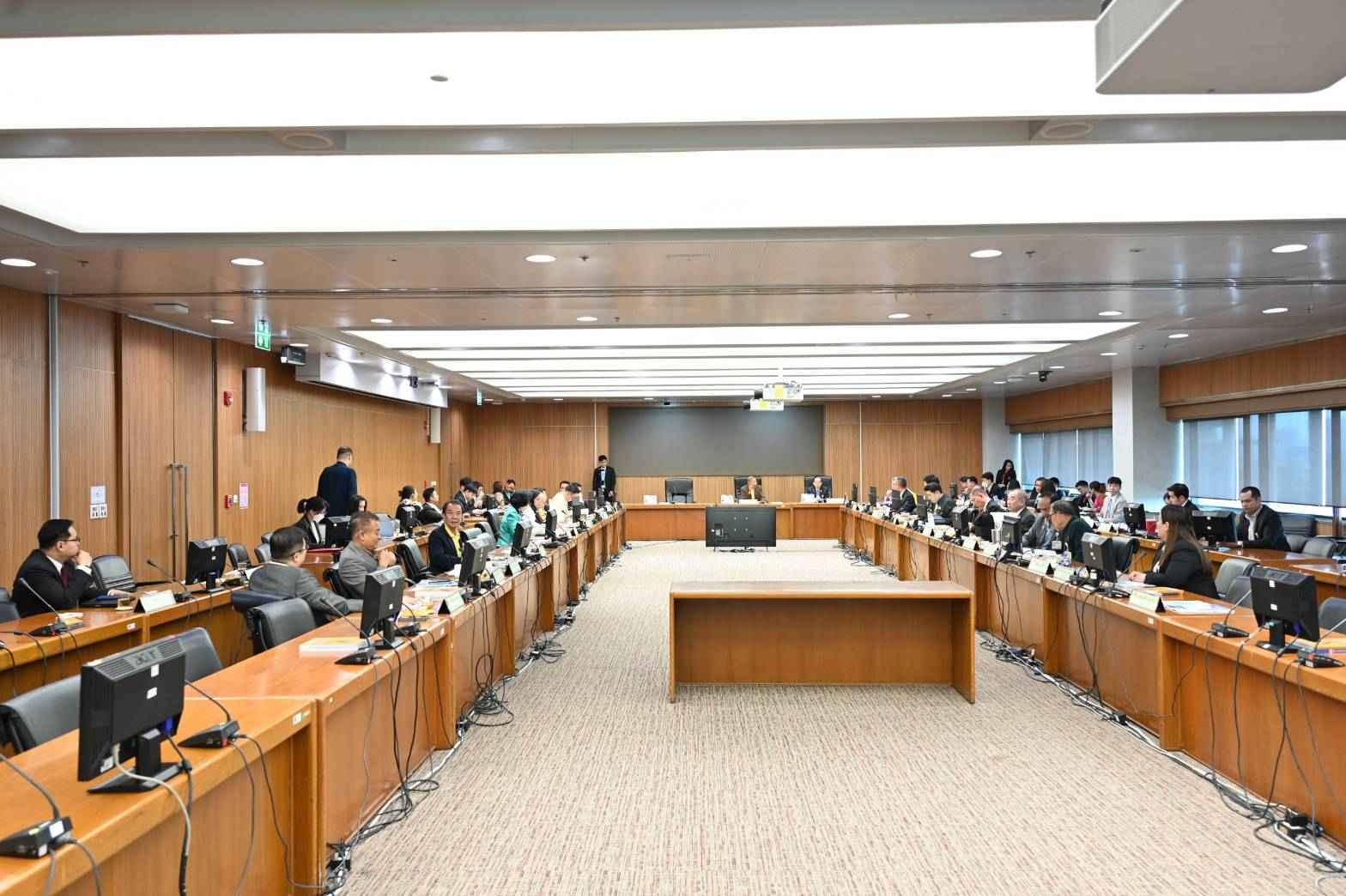 วิปวุฒิสภา มีมติตั้ง กมธ.ตรวจสอบประวัติตุลาการศาลรัฐธรรมนูญในการประชุมวุฒิสภา 3 ก.พ.นี้ 2