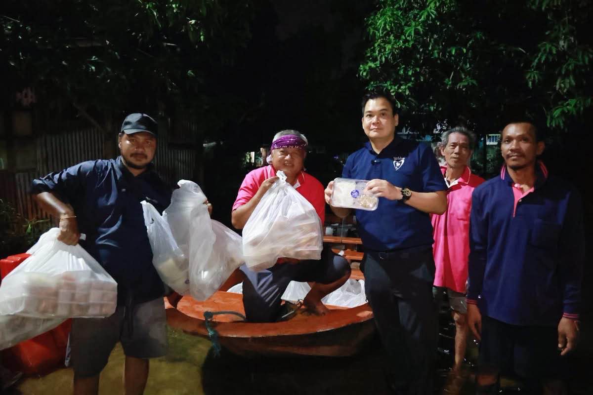สส.ภูมิใจไทย ลุยช่วยผู้ประสบภัยน้ำท่วม ช่วยอพยพเด็ก-ดูแลกลุ่มเปราะบาง-แจกถุงยังชีพ 3