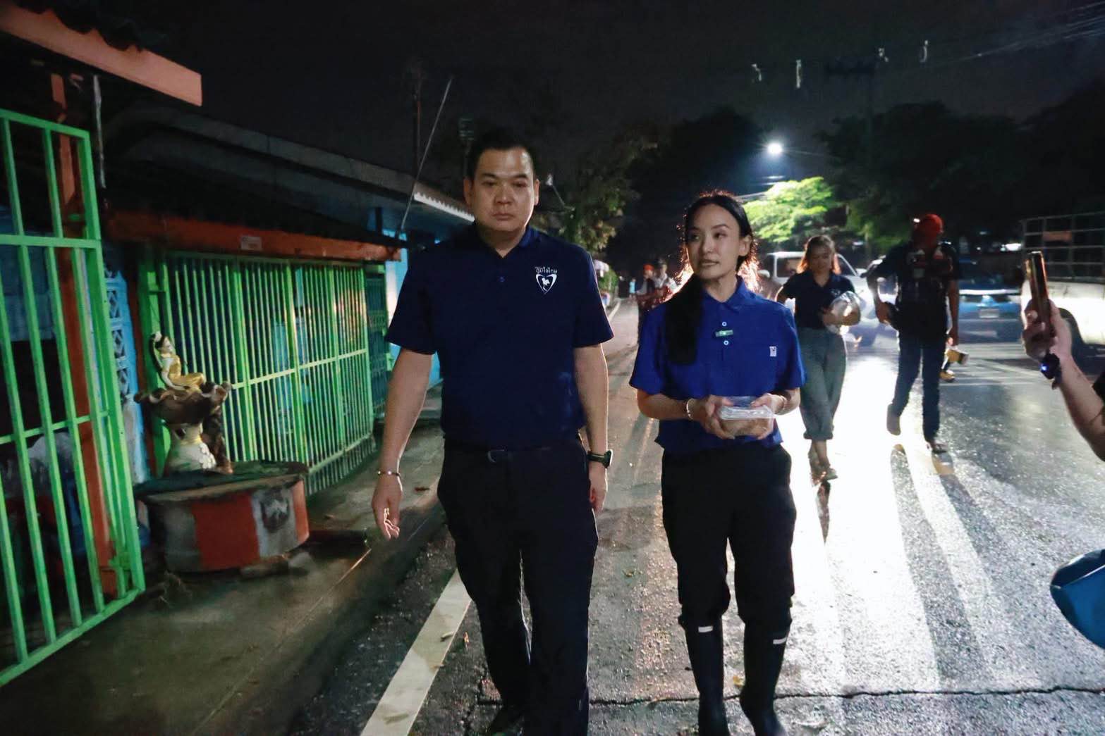 สส.ภูมิใจไทย ลุยช่วยผู้ประสบภัยน้ำท่วม ช่วยอพยพเด็ก-ดูแลกลุ่มเปราะบาง-แจกถุงยังชีพ 4