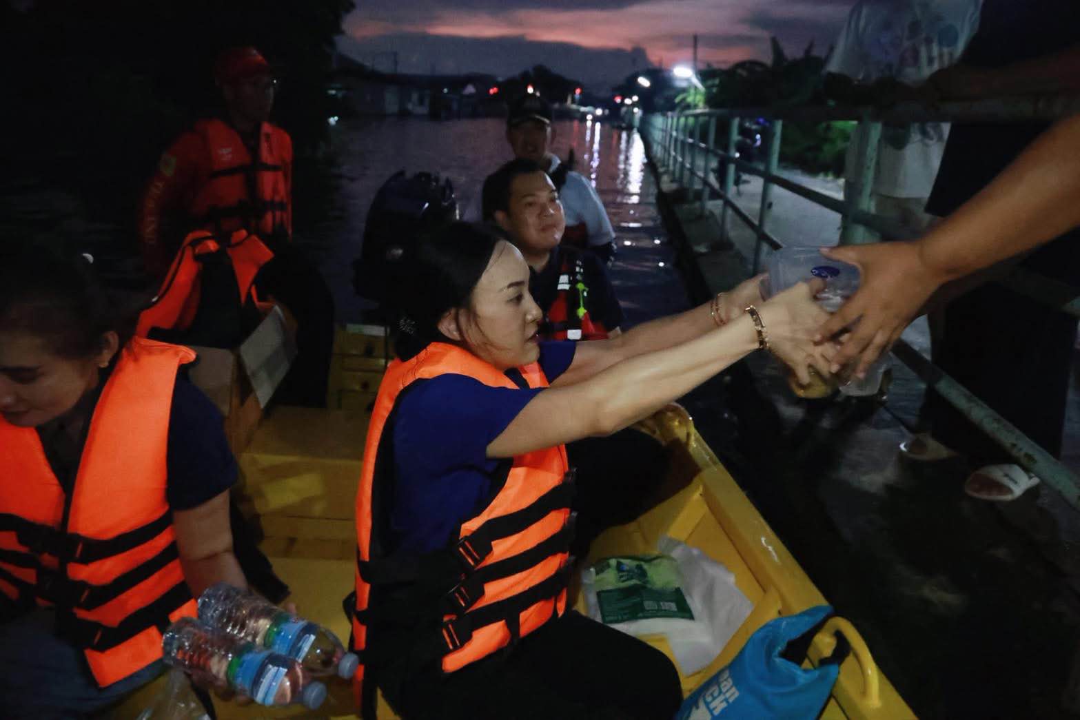 สส.ภูมิใจไทย ลุยช่วยผู้ประสบภัยน้ำท่วม ช่วยอพยพเด็ก-ดูแลกลุ่มเปราะบาง-แจกถุงยังชีพ 2